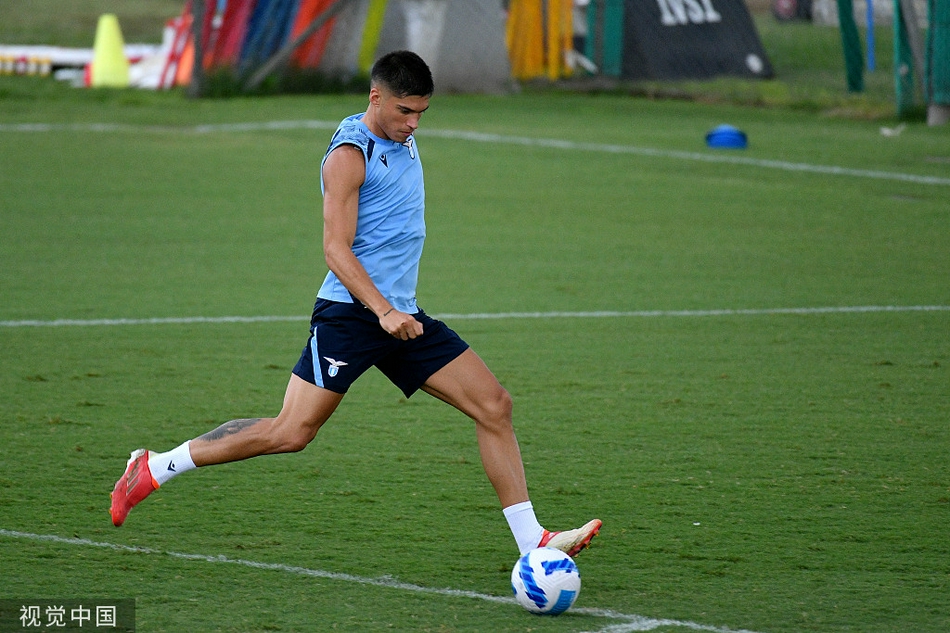 训练场边，因莫比莱面带轻松的微笑，似乎在与队友分享趣事，轻松的氛围中透露出备战期的良好心态。