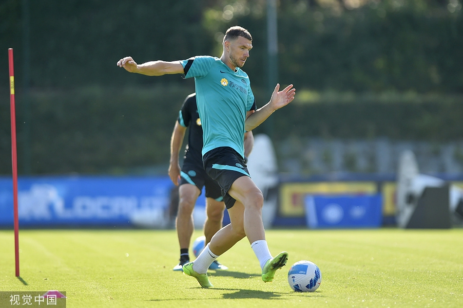 在一次高强度对抗中，邓弗里斯展现出惊人的爆发力，他大步流星地摆脱对手。从小在鹿特丹街头踢球的经历赋予了他这种永不服输的斗志，现在他准备将这种精神带到梅阿查的每一场战斗中。