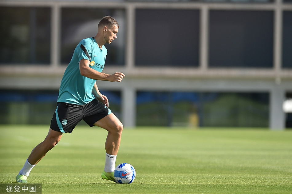 训练场上，邓弗里斯完成了一次高质量的传中练习。他在埃因霍温时期便以出色的助攻能力著称，124场比赛贡献16球20助，蓝黑军团期待他能在意甲赛场重现这样的进攻火力。