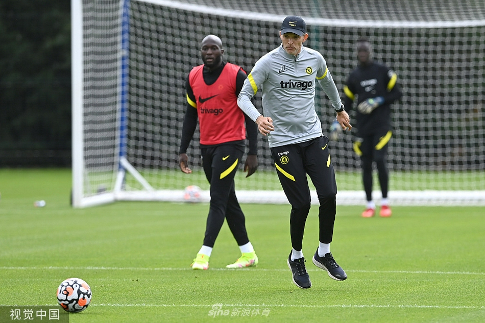 切尔西的攻击手们正在进行分组对抗，卢卡库、维尔纳等人在门前展现出强烈的射门欲望，每一次攻门都仿佛要将球送入利物浦的网窝。