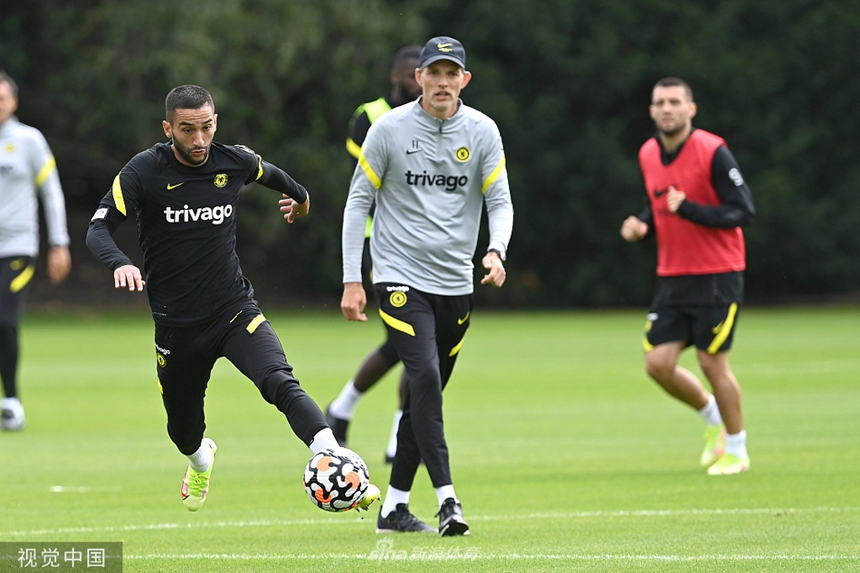 德国球星哈弗茨在训练中展现其全面的技术，他正加速摆脱防守，眼神专注地观察着前方局势，这位前场多面手是图赫尔战术体系中一颗关键的棋子。