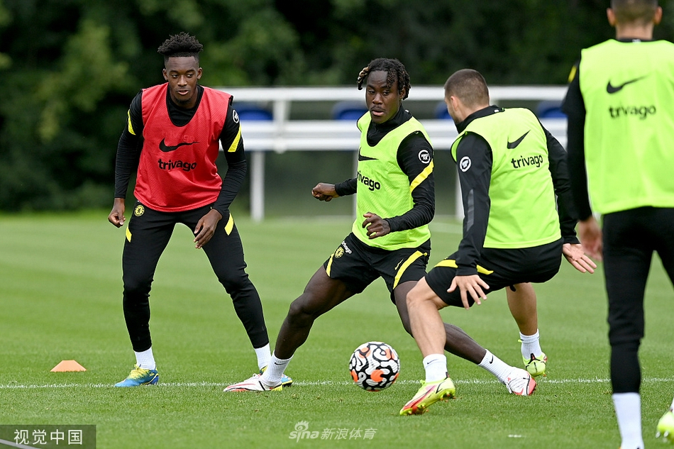 图赫尔在场边亲自指导，他的手势坚定而有力，向弟子们面授机宜。这位战术大师正为这场榜首大战谋划着最精妙的制胜策略。