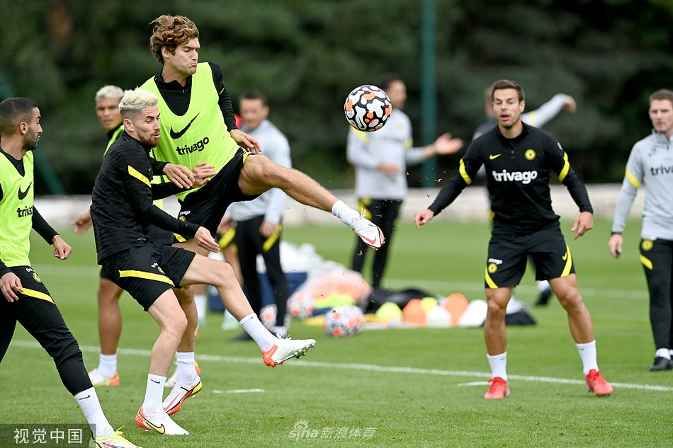 切尔西门将门迪在训练中展现出极佳的专注度，他舒展双臂，稳稳将球抱住，为即将到来的安菲尔德客场之旅筑牢最后一道防线。