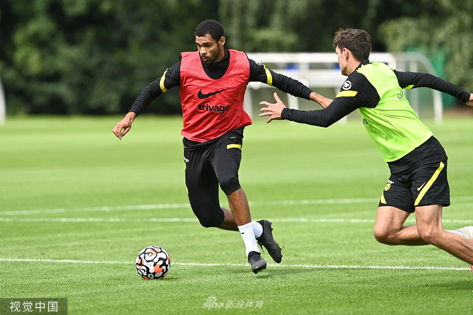 切尔西的进攻核心之一芒特在训练中积极拼抢，他年轻的身影充满了能量，作为球队前场的连接器，他的跑动和传球将是撕开利物浦防线的关键。