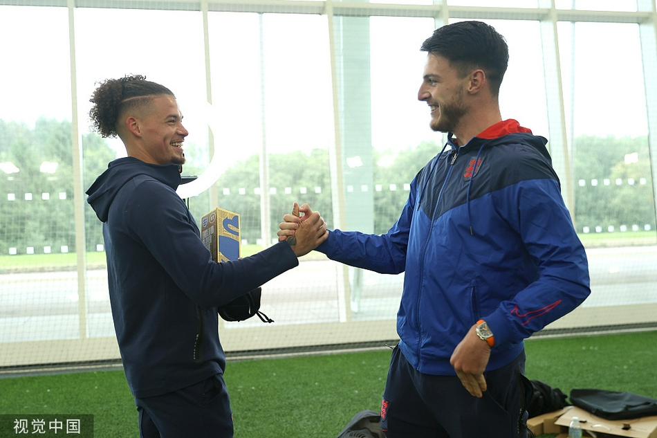 英格兰队的防守悍将们正在训练中进行高强度的逼抢练习。哈里·马奎尔和约翰·斯通斯领衔的后防线全神贯注，每一次拦截和卡位都显得力量十足。