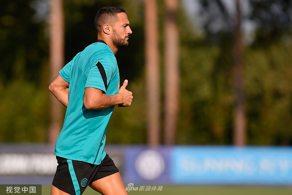 在阿皮亚诺训练基地的阳光下，老将科尔达兹目光沉稳，正侧身指挥着防线，举手投足间尽显资深球员的从容与淡定。