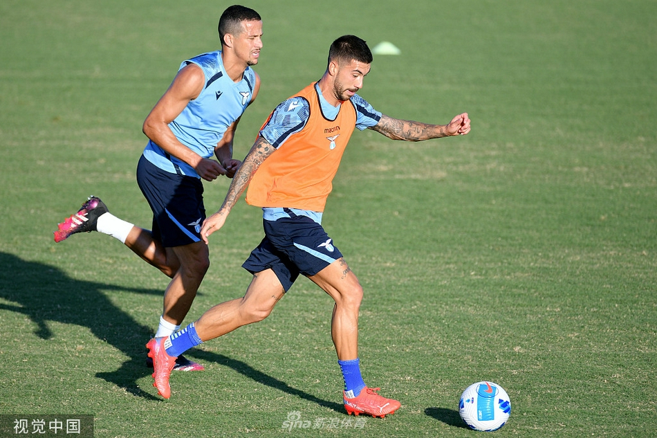 训练结束后，米林科维奇与队友击掌致意，汗水浸湿了球衣，却难掩他们为共同目标努力的兄弟情谊。