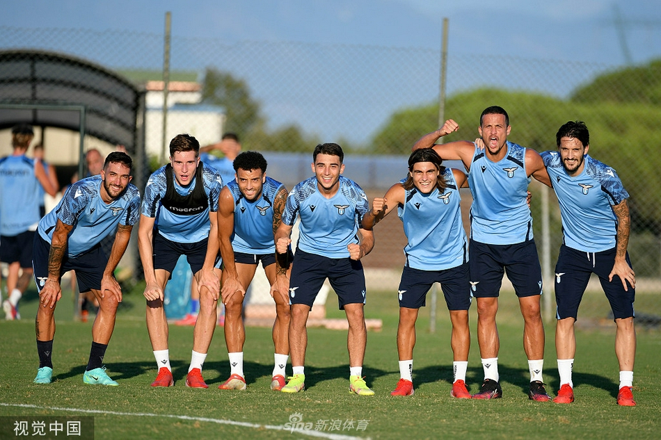 阿切尔比在防守训练中精准卡位，他的身体对抗和预判能力，构筑了蓝鹰防线前最坚实的屏障。