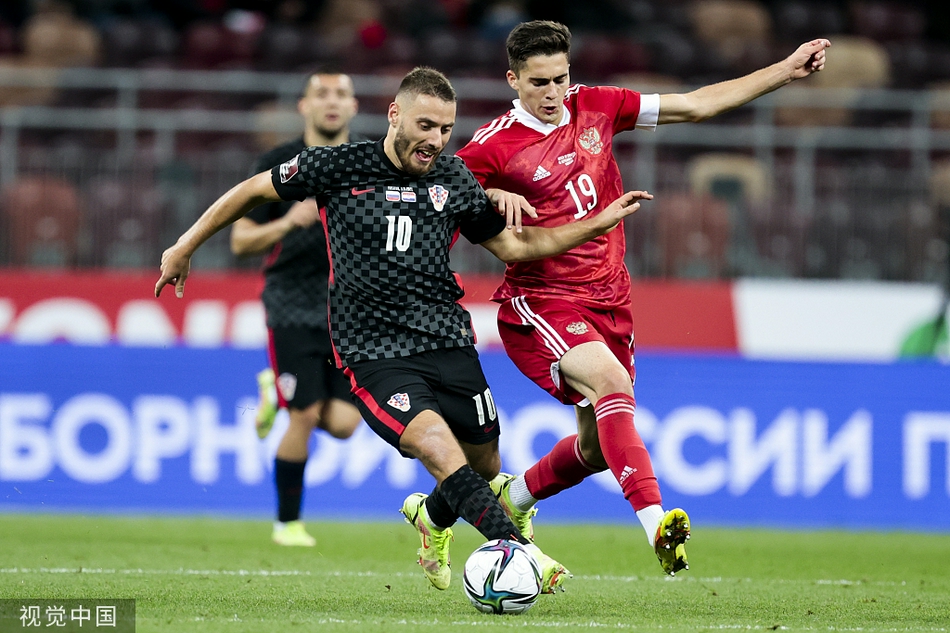 俄罗斯新帅卡尔平在场边神情专注地指挥比赛，他的眼神中透露出对这支青年军的期待与坚定，背后是座无虚席的看台