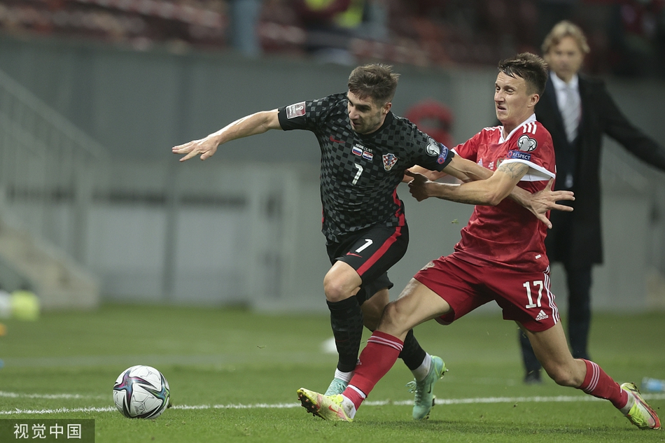 克罗地亚球员克拉马里奇在射门被化解后，双手抱头难掩遗憾，身后是俄罗斯防守球员奋力封堵的身影