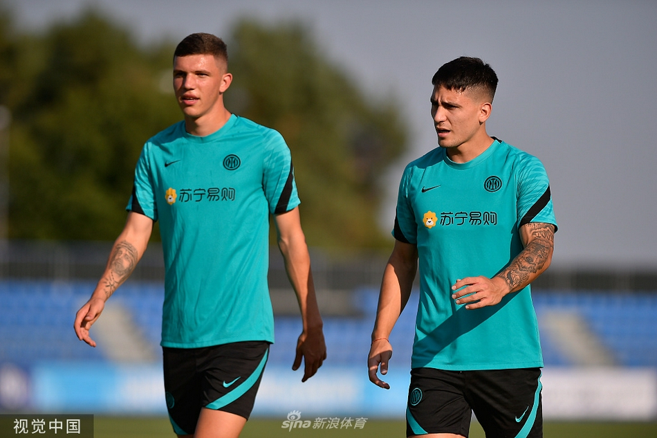 科尔达兹在训练结束后独自加练，他利用反弹板进行反应训练，皮球一次次弹回又一次次被没收，这种日复一日的坚持诠释了何为职业精神。