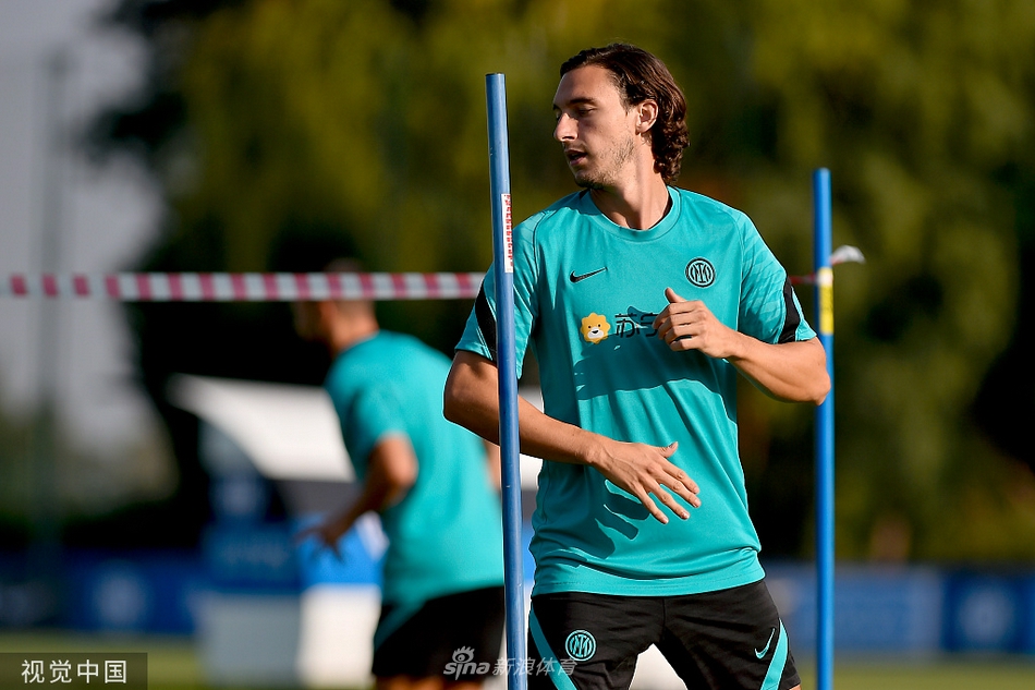 训练间隙，科尔达兹与拉杜并肩站立，两人神情轻松地交流着心得。老将的手势坚定而细致，年轻人则认真聆听，门将组的知识传承在这一刻无声流淌。