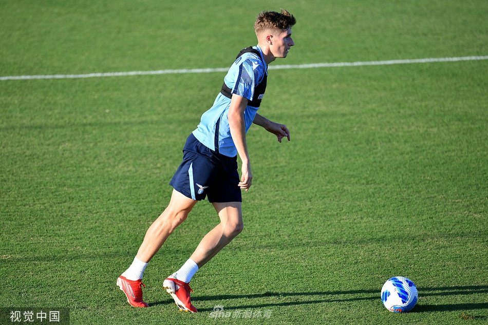 萨里在场边专注地指挥着分组对抗，他的手势坚定而有力，每一个细节都在传递着他的战术哲学。