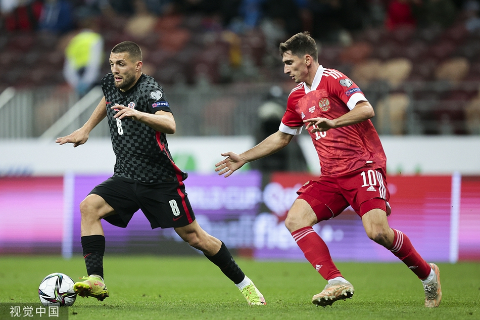 卢日尼基球场夜幕下，俄罗斯与克罗地亚两队球员肃立，大战一触即发，空气中弥漫着紧张而庄严的气息