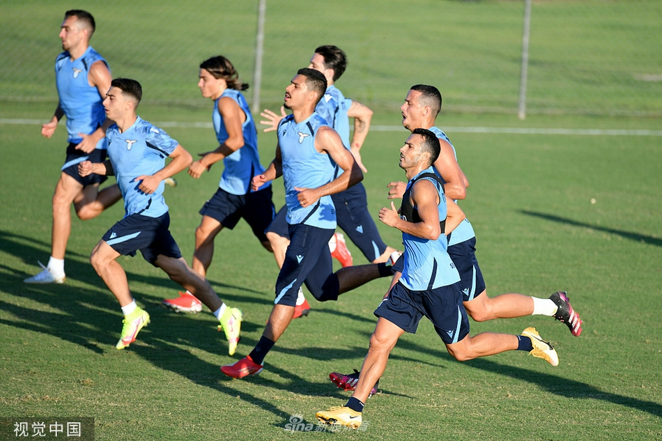 路易斯·阿尔贝托在训练中轻巧地拉球转身，他的目光越过防守球员，仿佛已洞察到前场的空当。