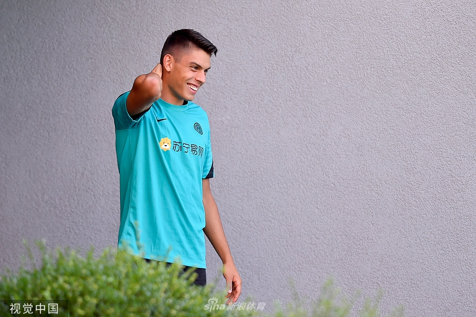 在分组对抗中，拉杜表情专注而严肃，他迅速下地封堵对手的射门，脚下的草屑飞溅，完美展现了作为一名门将的爆发力与责任感。