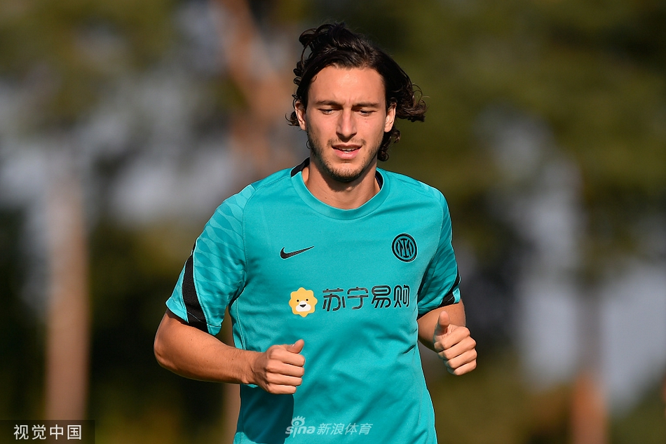 罗马尼亚门将拉杜在训练中展现出极佳的柔韧性，他高高跃起侧身扑救，整个身体在空中完全舒展，像一张拉满的弓充满了力量感。