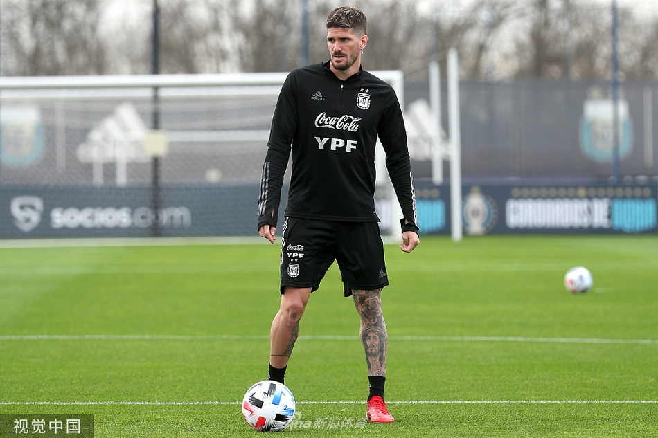 训练场上欢声笑语，迪马利亚在抢圈游戏中试图戏耍队友，轻松愉快的氛围显示出球队内部极佳的化学反应和团结精神。