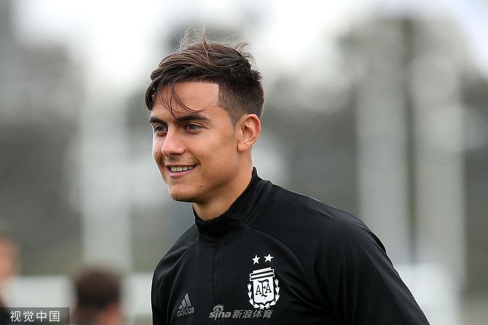 教练组在场边密切关注训练进程，主教练斯卡洛尼双手插兜神情专注，他需要在这场突如其来的人员危机中，为球队找到最优的解决方案。