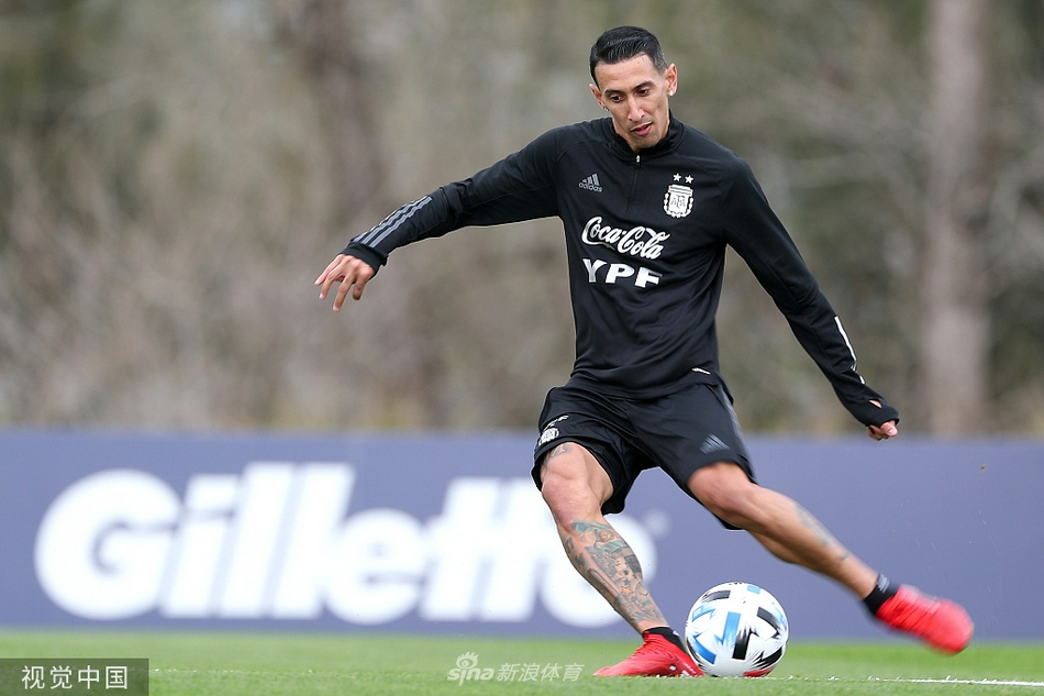 全队围成一个紧密的圆圈，进行最后的战前动员，每个人都手搭着肩，这一刻他们不仅是队友，更是并肩作战的兄弟，共同面对眼前的挑战。