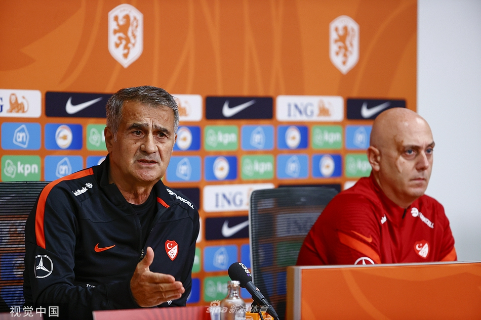 主帅居内什在发布会上眼神深邃，举手投足间充满了对胜利的笃定，作为土耳其足球的功勋教头，他的智慧是球队最宝贵的财富。
