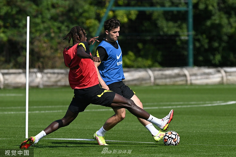 训练间隙，芒特和科瓦契奇头碰头商量着战术细节，年轻人的朝气与老将的经验在这一刻交汇，这正是蓝军中场未来与当下的无声对话。