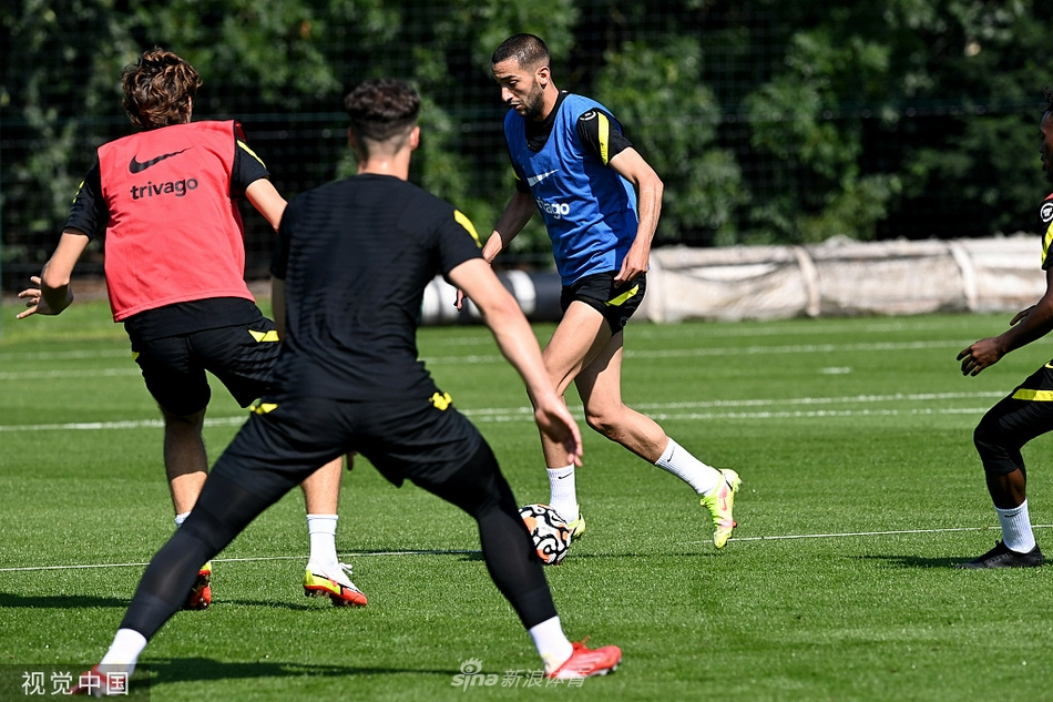 在科巴姆的阳光下，吕迪格如一堵移动的城墙，全神贯注地跟防着身边的攻击手，每一次对抗都在模拟周末比赛日的肌肉碰撞。