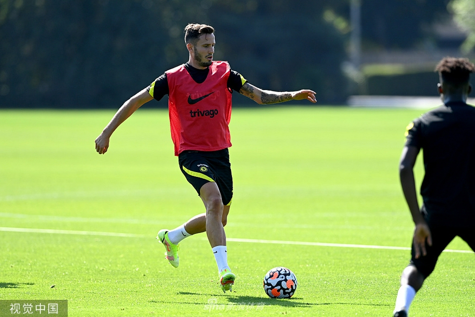 图赫尔双手插兜，目光如炬地注视着训练场上的每一个细节，他的沉默比任何呐喊都更有力量，因为战术板上的推演，即将在这片草地上变成现实。