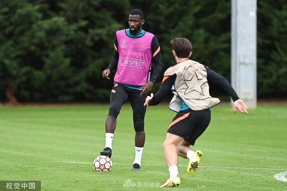 哈弗茨在训练间隙露出轻松的笑容，作为上赛季欧冠决赛的进球功臣，他期待着在新赛季的欧冠赛场再次为球队建功立业。