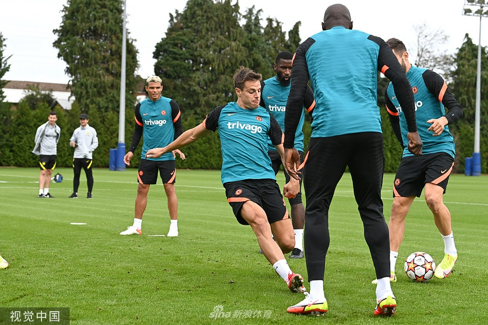 边翼卫里斯-詹姆斯在训练中高速带球突破，他强悍的身体素质和精准的传中，是切尔西撕开对手防线的重要武器之一。