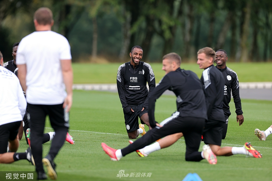 主教练罗杰斯在场边双手插兜，目光如炬地注视着弟子们的训练，他的表情沉稳而坚定，正在心中推演着当晚对阵那不勒斯的终极作战计划。