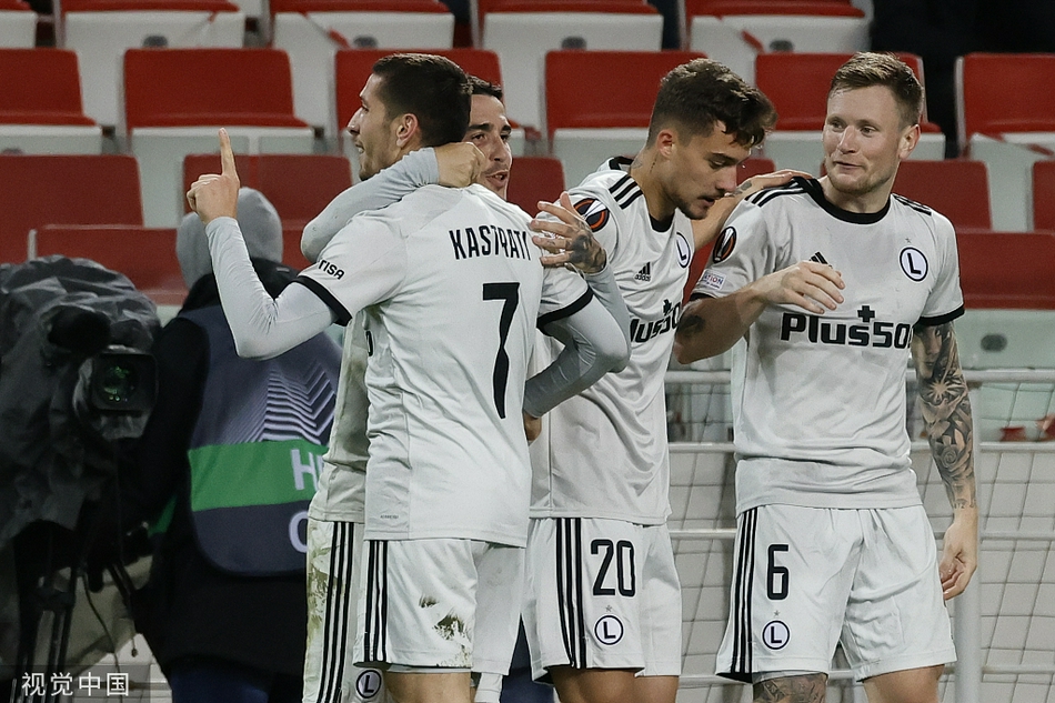 在莫斯科寒冷的秋夜中，华沙莱吉亚球员如蓝色潮水般涌向绝杀英雄卡斯特拉蒂，他们的欢呼与看台上零星的客队球迷区形成的红色火焰交相辉映，瞬间点燃了奥克雷蒂耶竞技场的激情。