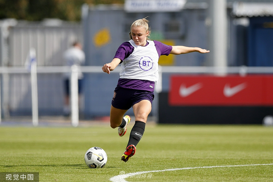 训练结束后，全体队员围成一圈，肩搭着肩，仿佛在进行赛前的神圣仪式，团队的凝聚力在这一刻体现得淋漓尽致。