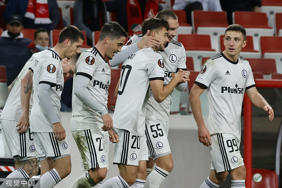 老门神博鲁茨在莫斯科的聚光灯下高高跃起，他用指尖将皮球托出横梁的瞬间，定格了比赛的转折点，他身后是斯巴达克前锋懊悔的背影和数万观众难以置信的叹息。