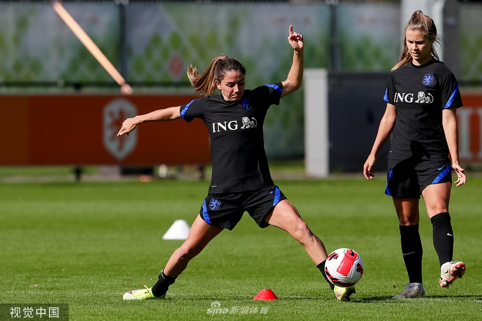 主教练在场边双手拢在嘴边，大声向场内球员呼喊布置战术，神情严肃而投入，身后的替补席队员也全神贯注地关注着训练进程。