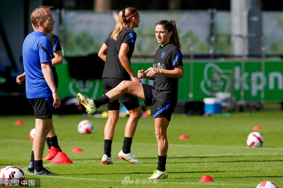 几名荷兰队球员正在进行高速对抗中的传球配合，绿色的草皮上划过的足球轨迹，如同她们之间无需言语的默契连线。