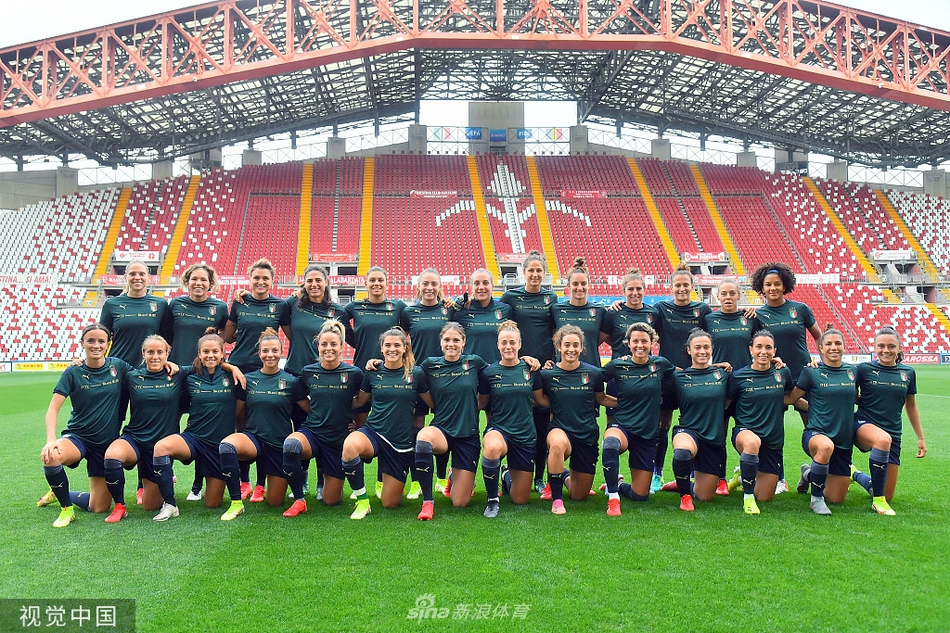 绿茵场上，意大利女足球星们正全神贯注地进行分组对抗，一脚精准的传递划破宁静的空气