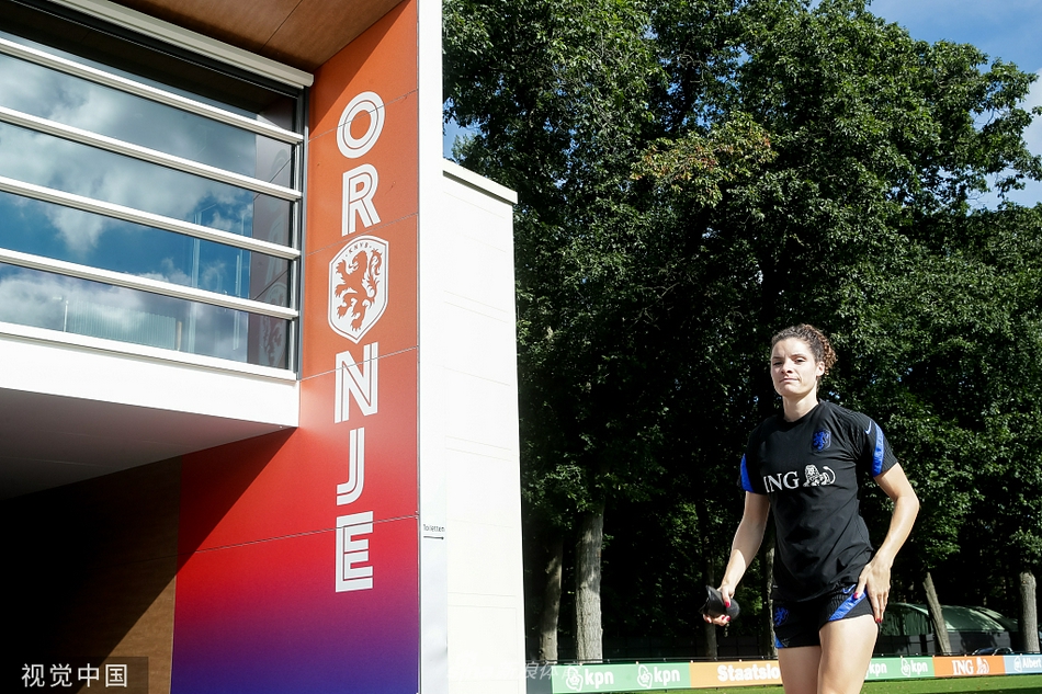 守门员飞身扑救瞬间的照片，身体在空中完全舒展开来，指尖几乎触碰到了飞速而来的足球，力保球门不失的决心在这一刻定格。