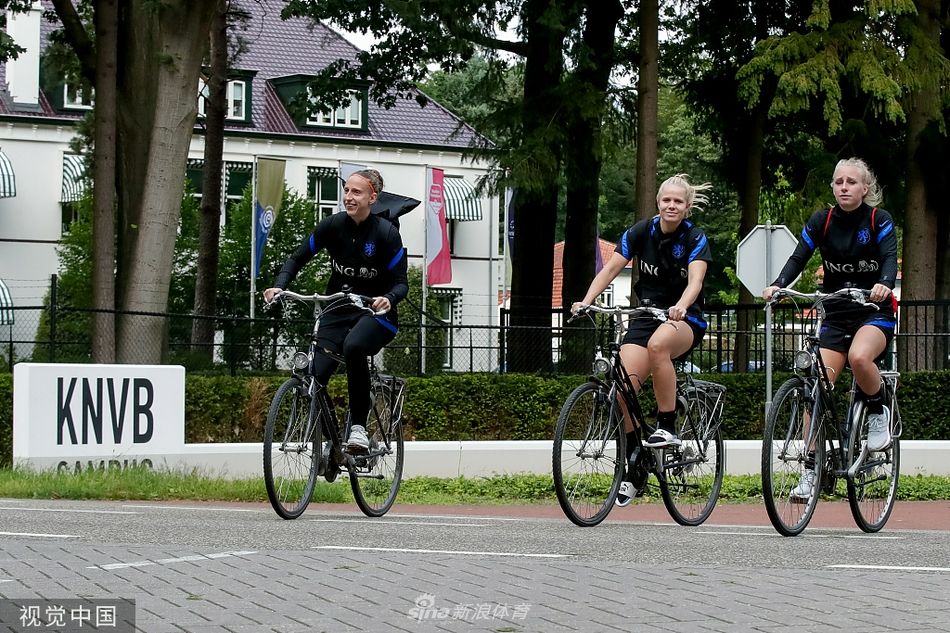 训练结束后，几名荷兰女足队员肩并肩走在一起，夕阳拉长了她们的身影，有说有笑的轻松氛围与训练时的紧张激烈形成鲜明对比，展现了队伍的团结。