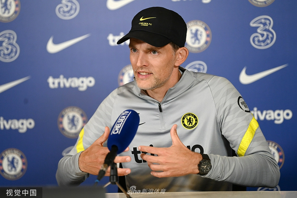 阿斯皮利奎塔在发布会上凝神静听记者提问，他微微侧头，眉宇间透着西班牙斗牛士般的坚毅与果敢，胸前的队徽在闪光灯下熠熠生辉。