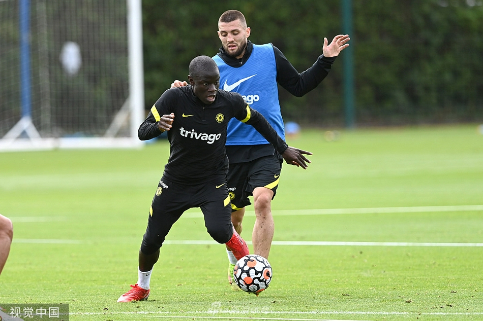 若日尼奥在中圈弧附近轻巧地挑球过人，阳光给他的金发镀上一层光晕，他脚下的皮球仿佛被无形的线牵引，永远不离身体半米之外。