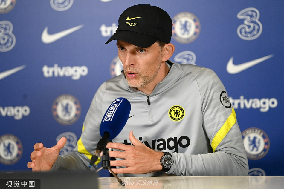 训练结束后，一位工作人员正在仔细地擦拭着替补席的座椅，夕阳将他的影子拉得很长，宁静的球场正等待着明天这里将爆发出的山呼海啸。