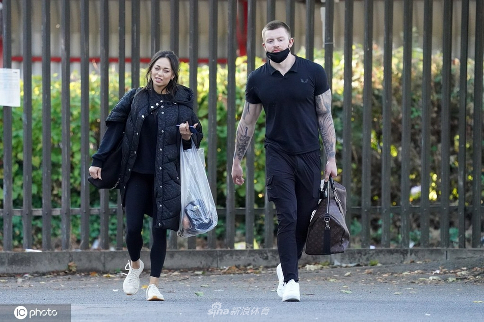 泳坛传奇皮蒂换上休闲装，与舞蹈搭档在街边休息时仍不忘比划舞步，神情专注而投入。