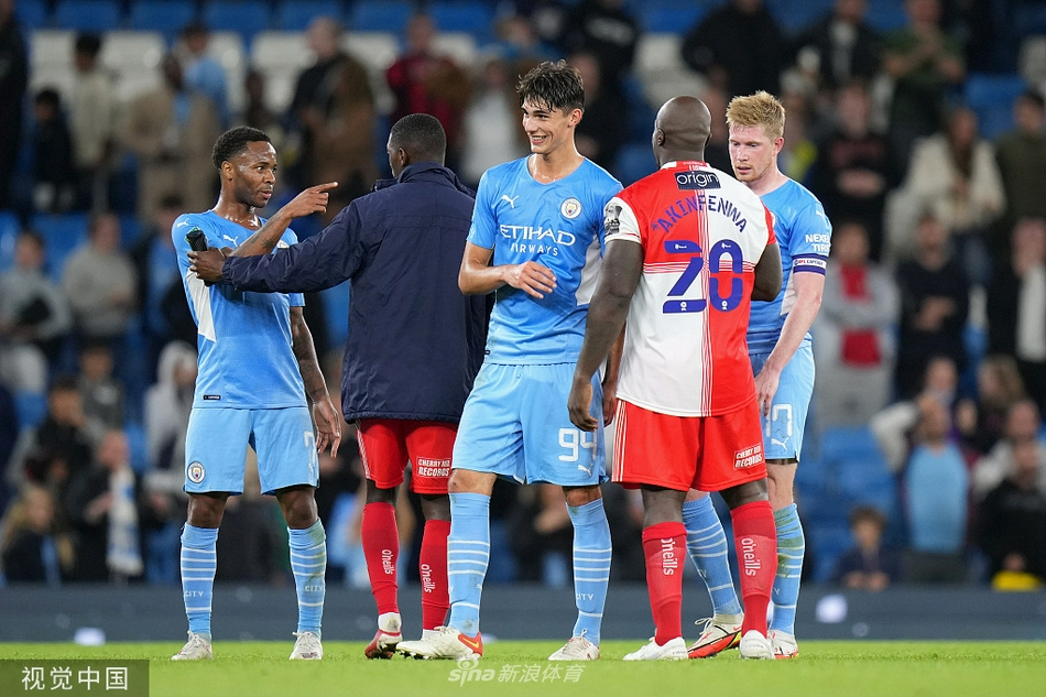 德布劳内送出精准直塞瞬间，皮球恰好从两名防守球员之间穿过，精准地找到了前插的队友，展现了世界级中场的卓越视野。