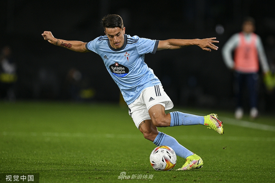 丹尼斯·苏亚雷斯在进球后脱衣疯狂庆祝，他赤裸着上身，肌肉线条分明，怒吼着宣泄心中的激情。身后的巨大比分牌上，时间定格在94分钟，比分定格在1-0。