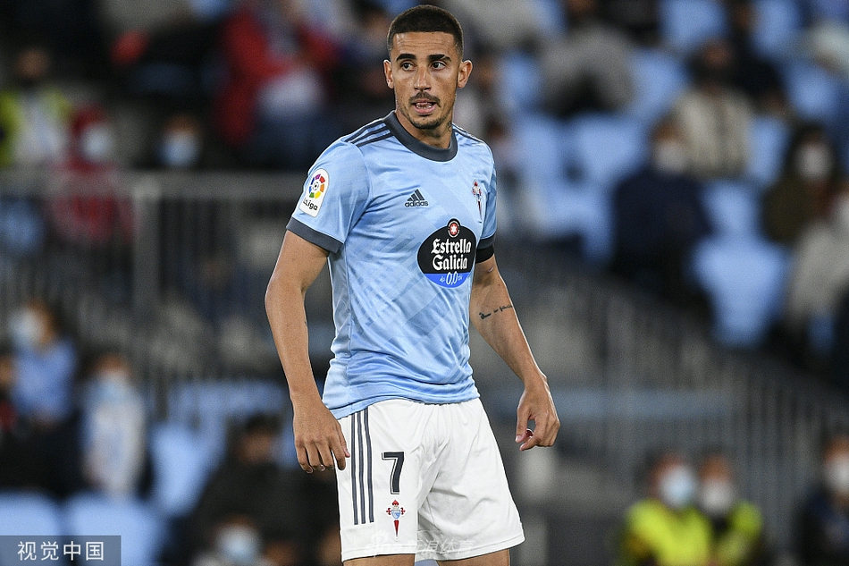 格拉纳达门将马克西米亚诺神勇侧扑，指尖堪堪碰到皮球，将其拒之门外。他舒展的身体在空中形成一道完美的防线，身后的球门在瞬间成为了对手无法逾越的鸿沟。