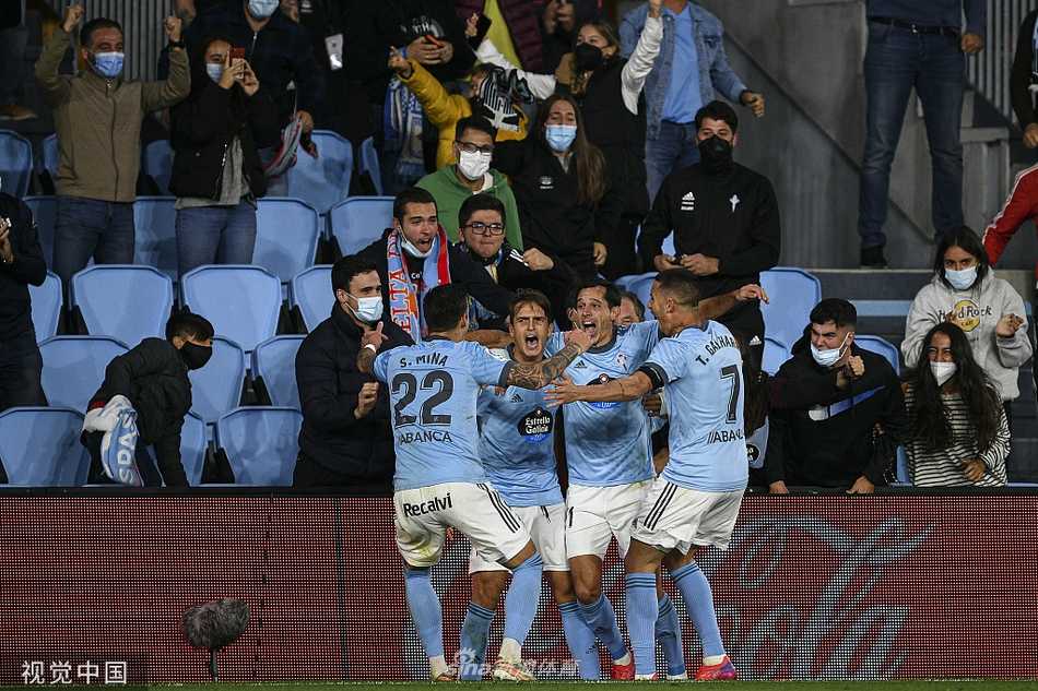 比赛结束后，塞尔塔的哈维·加兰与队友击掌相庆，脸上洋溢着如释重负的灿烂笑容。他们身后是渐渐散去却依然沉浸在胜利喜悦中的球迷，看台上的欢呼声仿佛仍在回响。