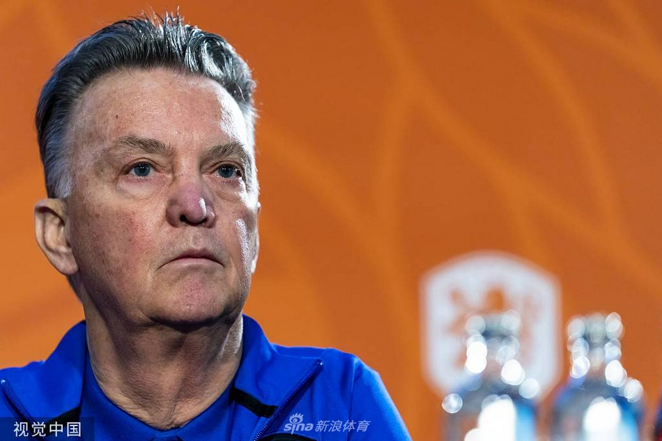 面对媒体的长枪短炮，范加尔从容不迫地凑近话筒准备发言，眉宇间透露出一种指挥千军万马般的从容与淡定。