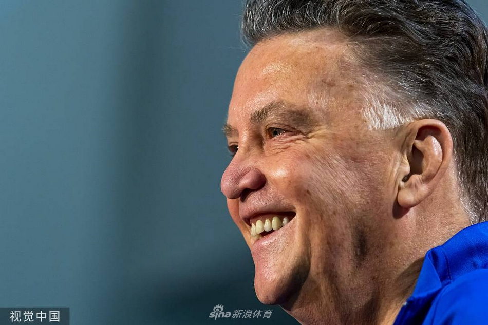 发布会结束前，范加尔挥手致意，脸上露出满意的笑容，背景板上的赞助商标识见证着这位老帅又一次带领橙衣军团启航。