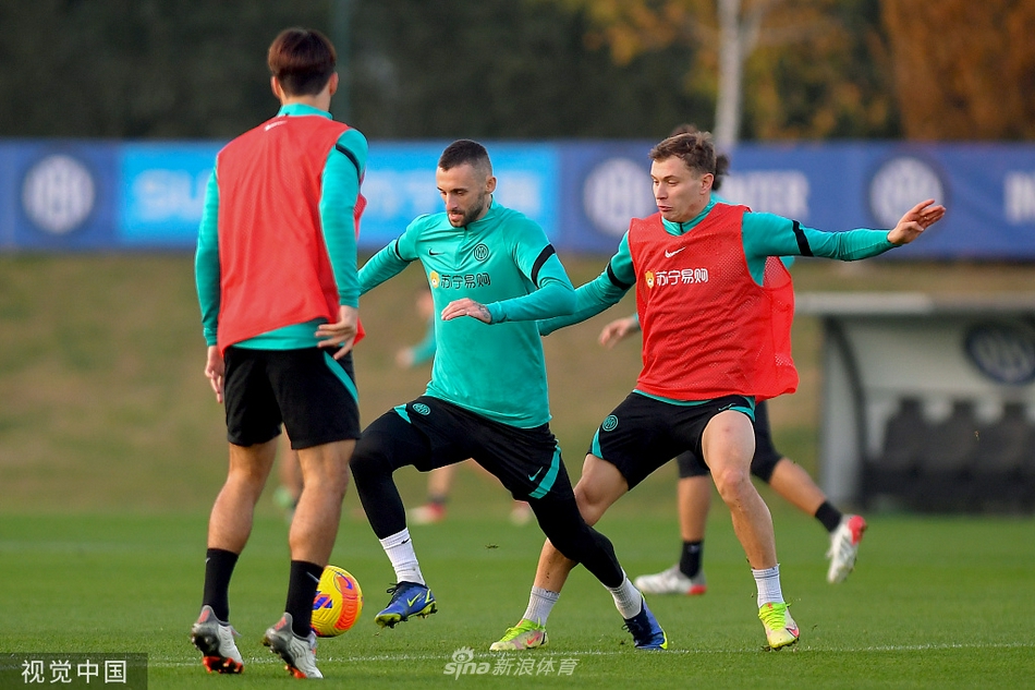 训练结束后，什克独自在场边进行拉伸放松，夕阳的余晖洒在空旷的训练场上，映照出一个为蓝黑军团倾尽全力的坚毅背影。